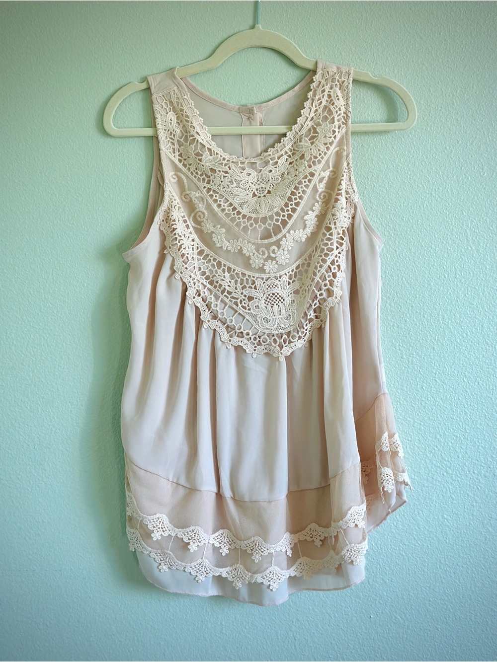 Women’s Rose Beige Sleeveless Lace Bib Blouse Scoop Neck Button Back Solid